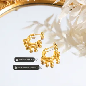 Boucles d'oreilles créoles style français plaquées or 18k avec cinq sphères suspendues