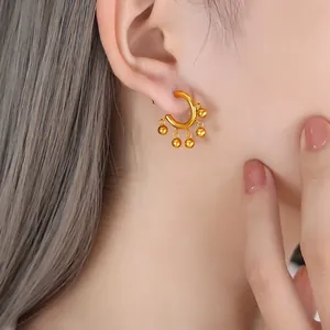 Boucles d'oreilles créoles C en or 18k avec cinq perles métalliques de style français