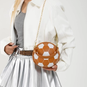 Sac bandoulière chic en forme de ballon de foot en cuir marron et blanc avec chaîne dorée