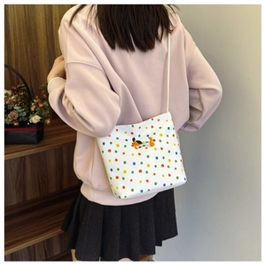 Detail einer weißen Polka-Dot-Segeltuchtasche mit süßem Cartoon-Hund-Muster