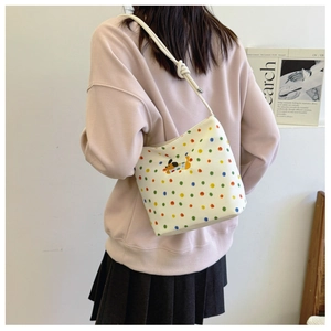 Detailansicht der gepunkteten Canvas-Tasche mit Welpen-Stickerei und Kordel-Schultergurt