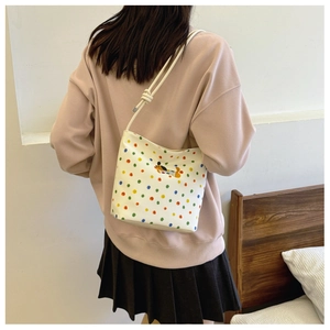 Modell mit weißer Canvas-Tasche mit bunten Punkten und niedlichem Cartoon-Hund-Aufdruck