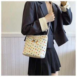 Detailansicht der weißen Polka-Dot Canvas Umhängetasche mit niedlicher Welpen-Stickerei