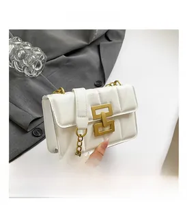 Détail d'un sac bandoulière blanc matelassé avec boucle dorée et bandoulière chaîne