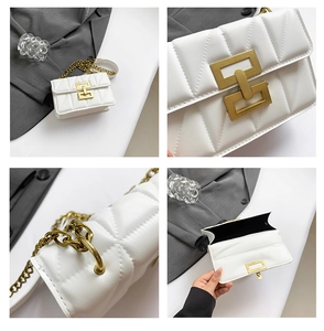 Détails du sac matelassé blanc avec fermoir doré et structure intérieure organisée
