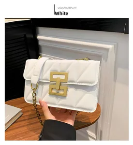 Détail d'un sac à main blanc matelassé avec boucle dorée et bandoulière