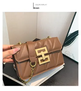 Détail du sac matelassé marron avec fermoir doré et bandoulière en chaîne dorée