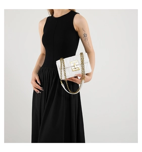Détail du sac bandoulière blanc matelassé avec chaîne dorée et boucle géométrique