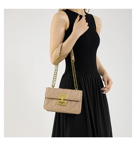 Détail du sac à bandoulière en cuir matelassé beige avec fermoir doré et chaîne
