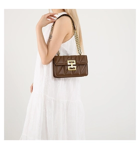 Détail du sac en cuir matelassé marron avec bandoulière chaîne dorée et boucle métal