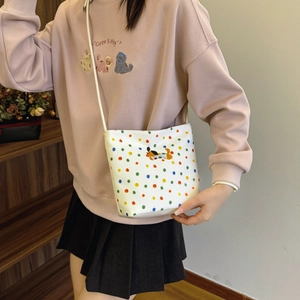 Schicke weiße Leder-Umhängetasche mit Punkten und Welpen-Stickerei für Damen-Outfits