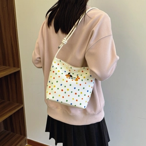 Polka-Dot Canvas-Tasche mit gelbem Hundeprint am Model getragen für Herbst 2024