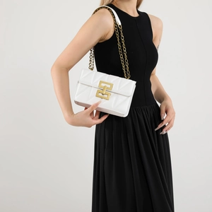 Sac bandoulière blanc matelassé élégant avec chaîne dorée et boucle métallique