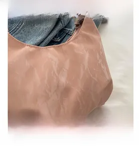 Gros plan du sac plissé rose motif marbré avec détails de fermeture éclair de luxe