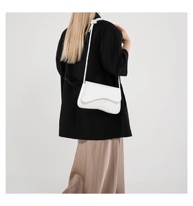 Sac à bandoulière blanc chic avec rabat ondulé et détail de nœud porté