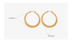 Vue détaillée des créoles dorées de 4 cm avec motif texturé en os de serpent