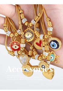 Detalle de cadenas de serpiente doradas con dijes de ojo turco y corazones de cristal