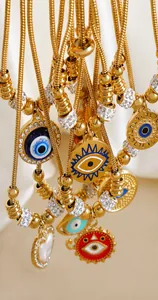Detalle de collares de ojo turco dorados con colgantes de esmalte de colores y cristales