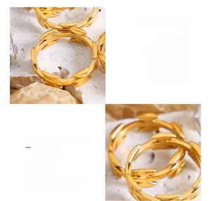 Dettaglio macro dell'anello a fiocco francese in acciaio titanio placcato oro 18k