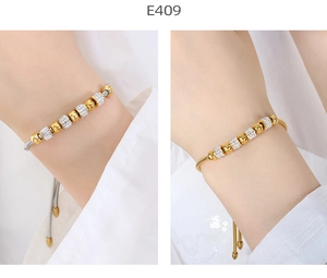 Detalle de pulseras de cuentas con acabados en oro y plata y detalles de circonita