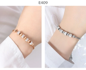 Detalle de pulseras de cuentas en oro rosa y plata con circonitas y diseño de ojo turco