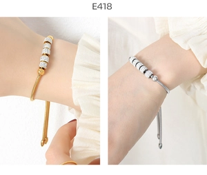 Detalle de pulseras ajustables de cadena de serpiente con cuentas de strass oro y plata