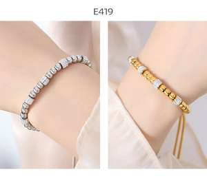 Detalle de pulseras ajustables de cuentas ojo turco en oro y plata con circonita