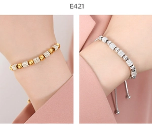 Detalle de pulseras ajustables del mal de ojo con cuentas de oro y plata y circonita