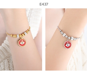 Detalle macro de pulsera de ojo turco con colgante de sol en acabado oro y plata