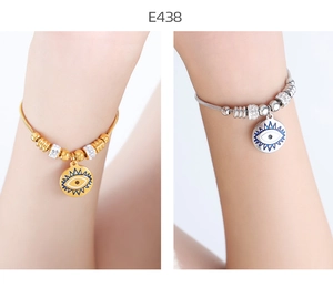 Detalle de pulseras de ojo turco en oro y plata con detalles de circón brillante