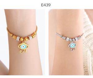 Primer plano de pulsera con cuentas de Ojo de Horus con circonitas y colgantes de metal