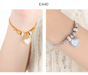Primer plano de pulseras de corazón en oro y plata con pavé de diamantes y cadena de serpiente