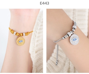 Detalle de las pulseras del mal de ojo en oro y plata con cristales y cadena de serpiente