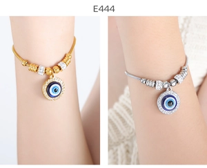 Detalle de las pulseras del ojo turco en oro y plata con incrustaciones de circón