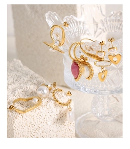 Collection détaillée de créoles dorées avec perles et breloques coeur rouge vintage