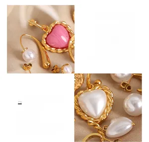 Vue détaillée des boucles d'oreilles cœur dorées et perles sur un tissu satiné