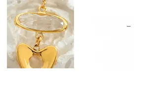 Vue détaillée d'un pendentif cœur en or 18 carats avec pierre ovale et finition polie miroir