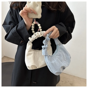 Détails de la poignée froncée et du tissu plissé des sacs nuage rose et bleu