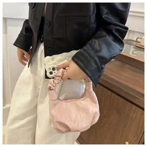 Détail du sac nuage froncé rose avec tissu texturé et poignée de style chouchou