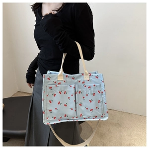 Sac fourre-tout en toile bleu clair avec imprimé cerise rouge et bandoulière réglable