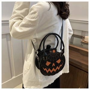 Détail du sac citrouille Jack-o'-lantern avec broderie orange et bandoulière réglable