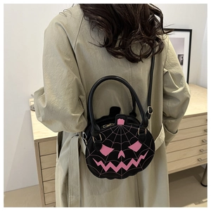 Détail du sac bandoulière en forme de citrouille avec broderie toile d'araignée rose sur cuir PU noir