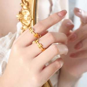 Elegante anello dorato a forma di fiocco, design geometrico per un look trendy da donna