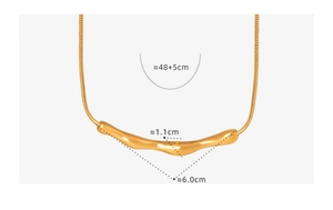 Vue détaillée du pendentif organique doré indiquant les dimensions 6,0 cm sur 1,1 cm