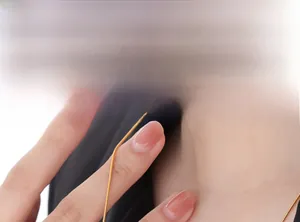 Gros plan d'un collier chaîne en or minimaliste porté pour montrer la texture et l'ajustement