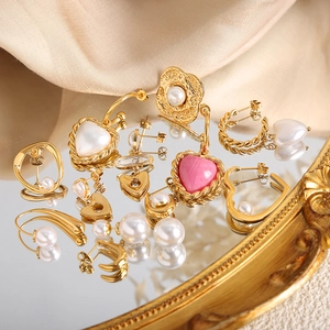 Ensemble de boucles d'oreilles cœur en perles baroques et acier titane doré sur miroir