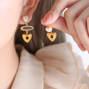 Boucles d'oreilles cœur doré élégantes avec fausse perle et breloques pour femme