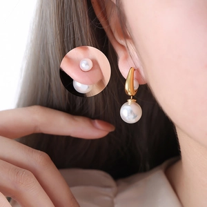 Boucles d'oreilles cœur dorées en titane avec grandes perles blanches et design double