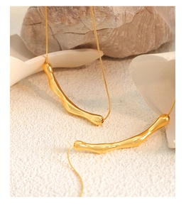 Détail du collier pendentif lave irrégulier sur pierre texturée et support céramique