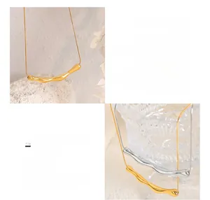 Détail du collier en acier titane plaqué or 18 carats avec maillons irréguliers